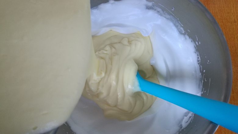 轻乳酪蛋糕,倒回蛋白盆,继续“一”字形搅拌均匀。
