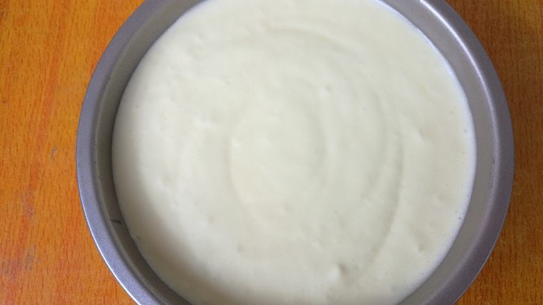轻乳酪蛋糕,倒入模具内八分满,没有乳酪蛋糕模具可以用戚风蛋糕模,底部包上锡纸,因为乳酪蛋糕需要水浴法烘烤。