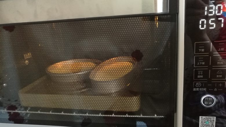 轻乳酪蛋糕,入提前预热好的烤箱,上下火130度烘烤60分钟,转140度烘烤15分钟即可。(温度和时间根据自家烤箱适当调整)