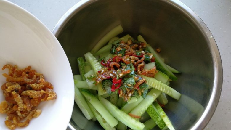 海米拌黄瓜,将调好的料汁倒入到黄瓜中,加入泡好的海米,翻拌均匀即可食用。