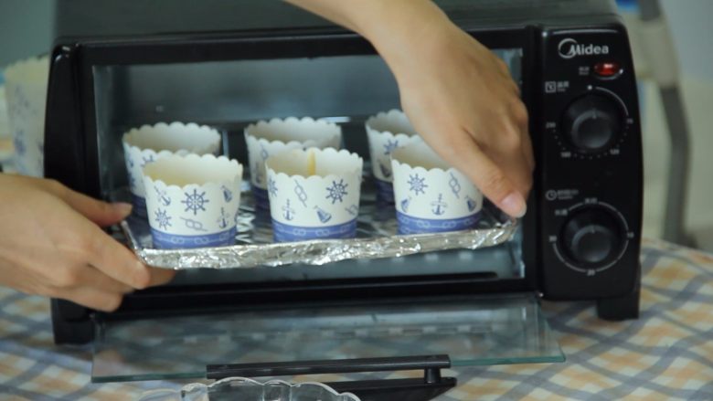 烘焙 |手把手教你制作纸杯蛋糕,微波炉预热220°,中火烤15分钟
