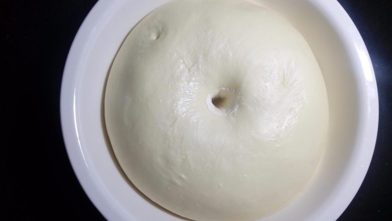 椰蓉花环面包,发酵至约2倍大左右,用手指蘸粉后戳孔不回弹也不会塌陷,就完成了基础发酵,也就是我们常说的一发。