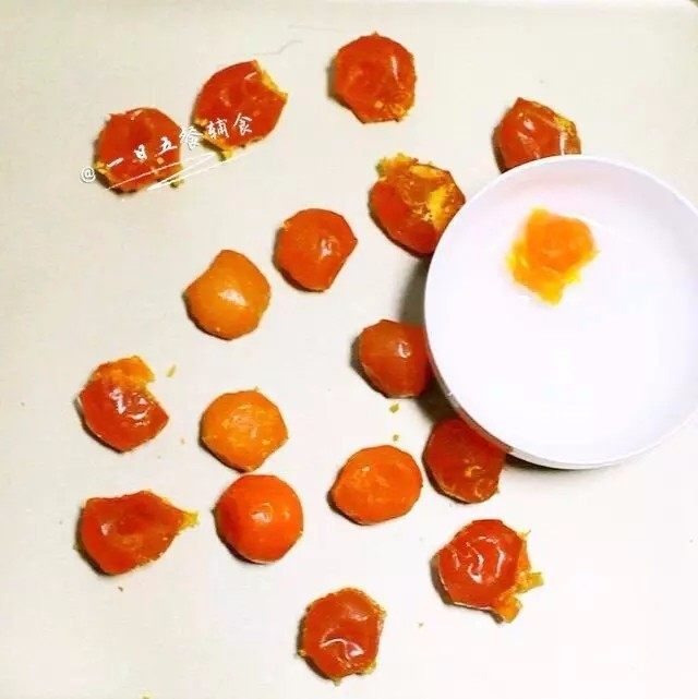 莲蓉蛋黄月饼 宝宝辅食,转化糖浆+枧水,制作蛋黃:取咸蛋黄放在铺了油纸的烤盘上,喷点水,也可将蛋黄在装有水的碗中过一下,烤箱180度烤8分钟凉后待用。