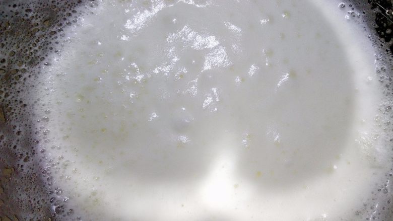小四卷(后蛋法),继续打发至细鱼眼泡,再加入三分之一细砂糖。