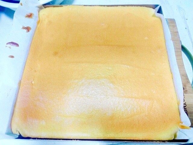 小四卷(后蛋法),烤盘轻震几下送入提前预热好的烤箱,上下火150度25分钟。