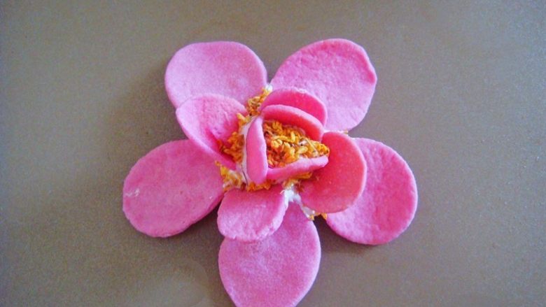 出水芙蓉饼干,花心处挤上点棉花糖,撒上干桂花。