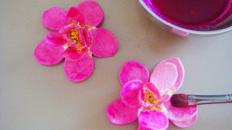出水芙蓉饼干,剩余的<a style='color:red;display:inline-block;' href='/shicai/ 116722'>红火龙果汁</a>,用小刷子在花瓣上薄薄的刷一层。(小号花瓣组合就是含苞待放的小荷花。)