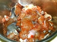 藿香烧鱼,抓匀,腌制半小时