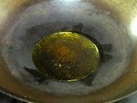 藿香烧鱼,锅中放油,烧热