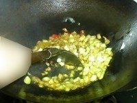 藿香烧鱼,下姜蒜,煸出香味