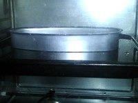 鲜虾咸芝士蛋糕,将模具放入加水的烤盘，放入预热160度的烤箱，中层，烤约1-2小时