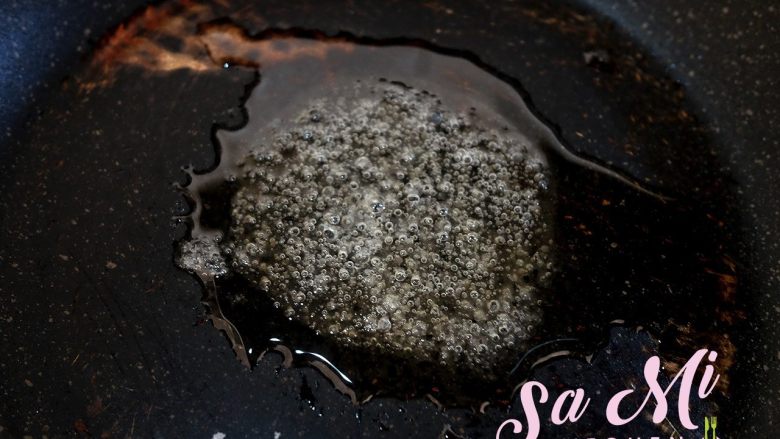 拔丝土豆红薯的做法 拔丝土豆红薯,糖完全融化后冒小泡泡