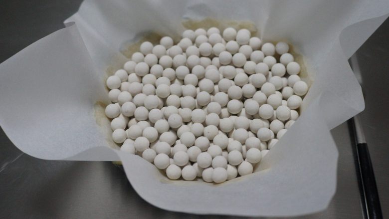 蓝莓布丁派,铺上压派石,烤箱预热210度