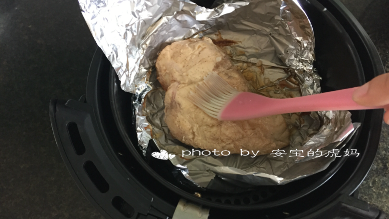 酸瓜鸡肉沙拉,翻面,刷一下腌制的料,再200度12分钟;