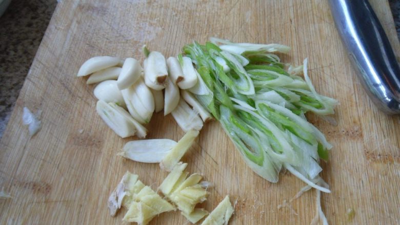 家常烧刀鱼, 准备好葱姜蒜