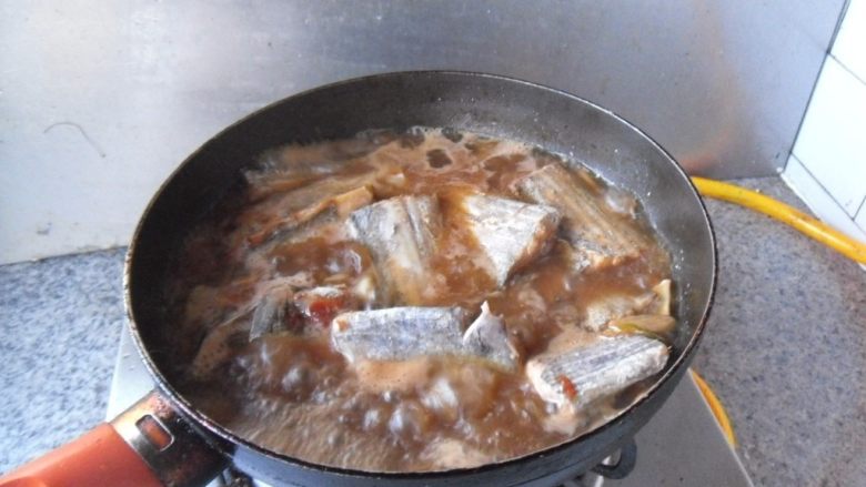 家常烧刀鱼, 加入清水,烧开后,中小火烧制3分钟