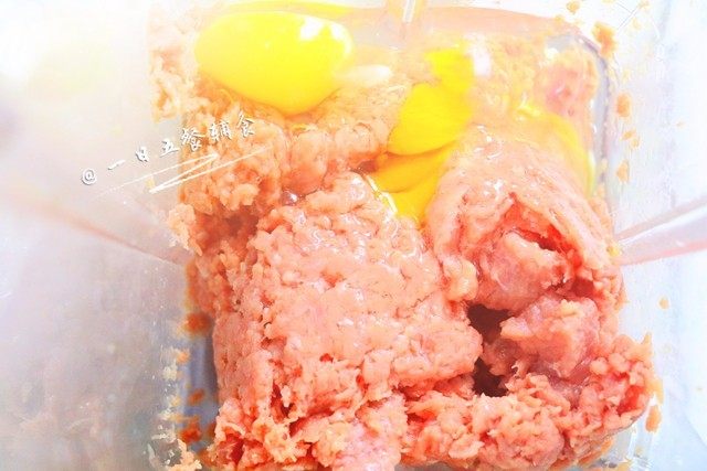 胡萝卜牛肉丸子 宝宝辅食,洋葱+ 鸡蛋, 加2颗<a style='color:red;display:inline-block;' href='/shicai/ 9'>鸡蛋</a>,再加50克水。用料理机搅拌成牛肉泥。