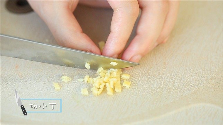 蛋香饭团,蛋饼晾凉后切成碎粒。
ps:妈妈们可以根据宝宝的咀嚼能力来控制颗粒的额大小。