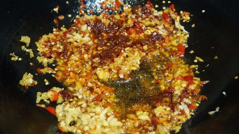 石锅鱼,9.锅内放入混合油(猪油和菜籽油各一半)烧热,放入泡姜、泡姜、蒜米、姜米、<a style='color:red;display:inline-block;' href='/shicai/ 705'>豆瓣酱</a>炒香炒出红油
叨叨叨:猪油增香,加了猪油的鱼口感更细腻,香味