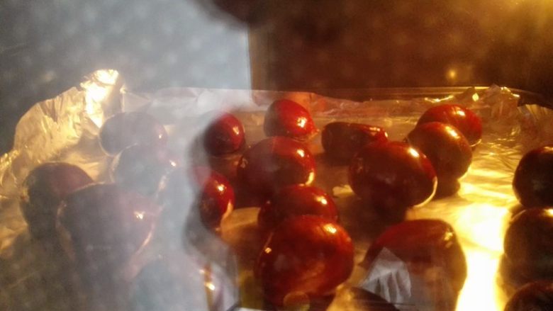 烤板栗,烤箱预热,上下火,中层200度,烤20分钟,