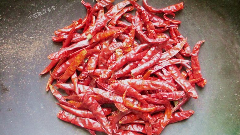 香气扑鼻的辣椒油,<a style='color:red;display:inline-block;' href='/shicai/ 86474'>干辣椒</a>用水冲刷掉浮灰,记得要把水份吹干,然后放入无油无水的锅内翻炒出水分,小火大概2分钟,这样做可以让辣椒油更香