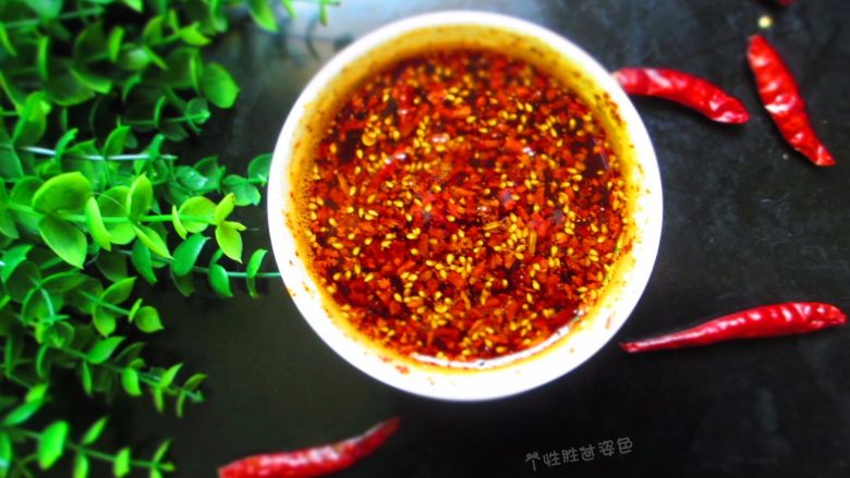 香气扑鼻的辣椒油,吃面的时候浇一勺辣椒油,做菜时用辣椒油打底……