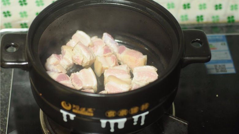 干豆角红烧肉,将控干水的五花肉倒入锅里,稍微煎两分钟,微微出油