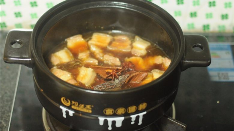 干豆角红烧肉,淋入水,没过肉块