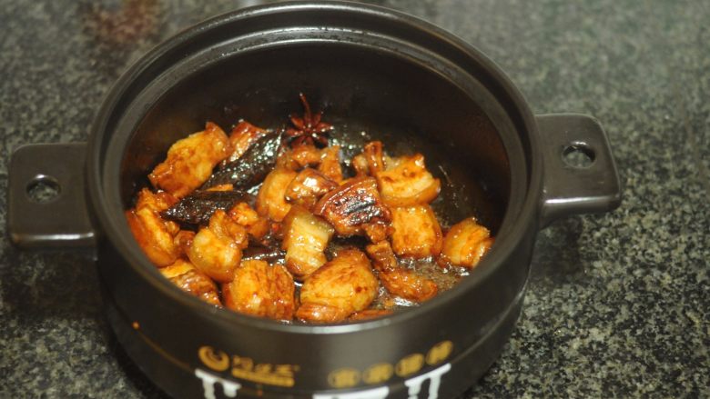 干豆角红烧肉,盖上锅盖,大火烧开后,转小火慢慢烧至收汁,出锅