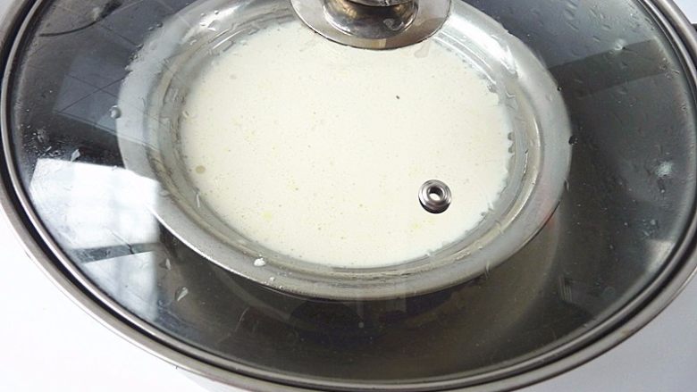 蔓越莓乳酪冰皮月饼,沸水入锅,蒸8分钟