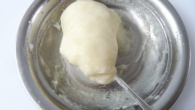 蔓越莓乳酪冰皮月饼,把熟粉团拌至有点弹性
