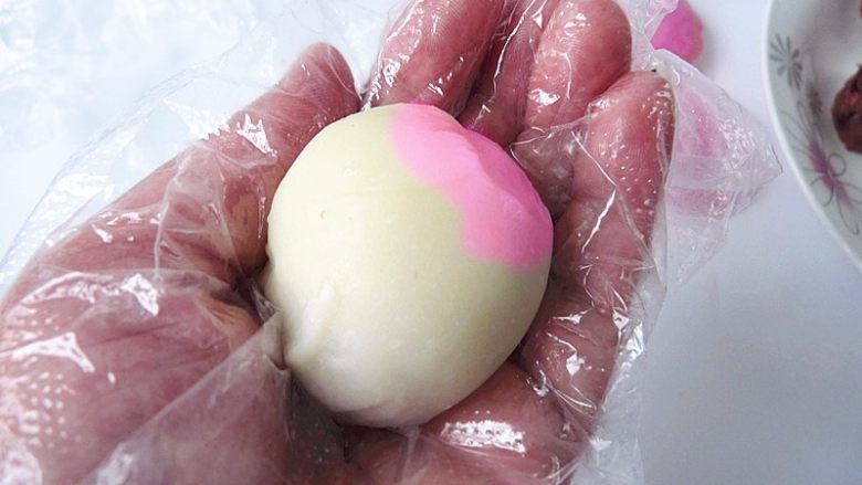 蔓越莓乳酪冰皮月饼,包入蔓越莓乳酪馅,收好口
