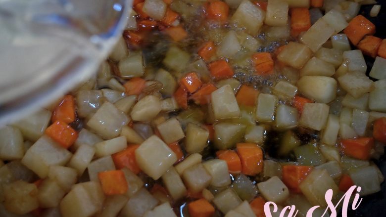 素三丁,倒入适量清水(倒入的清水不要浸没过食材)
