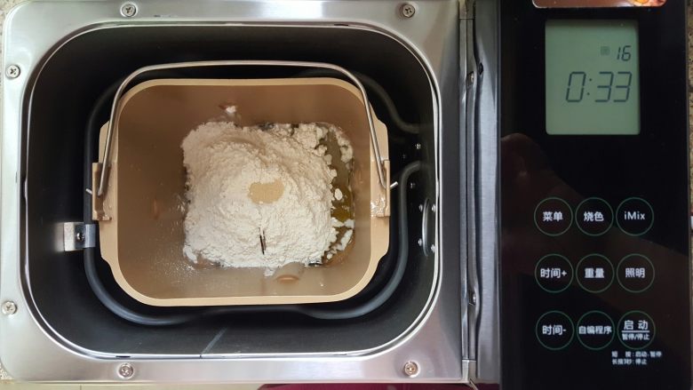 鸡肉海鲜披萨,1.将饼底的用料全部,放入面包机桶内。