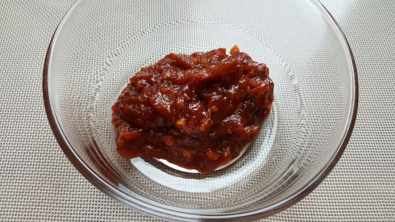 鸡肉海鲜披萨,6.拌匀后将酱料盛出,放凉备用。