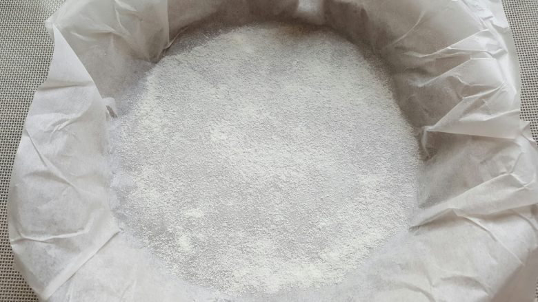 鸡肉海鲜披萨,10.披萨盘上放烘焙纸,上面撒少许米粉。