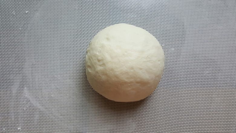 鸡肉海鲜披萨,12.将面团取出,撒少许手粉,将面团揉圆。
