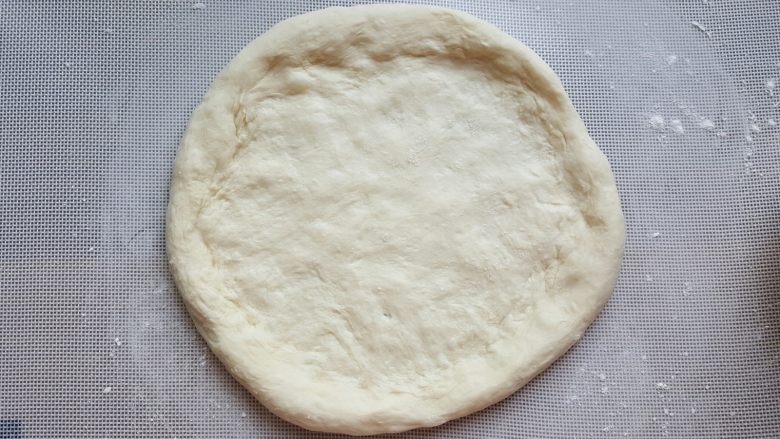 鸡肉海鲜披萨,13.用手捏成四周略厚的圆型披萨底。