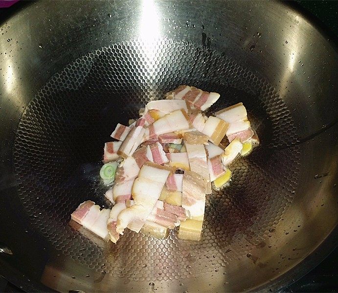 无肉不欢+杭椒炒咸肉,放入咸肉片