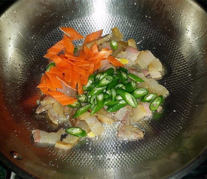 无肉不欢+杭椒炒咸肉,再放入杭椒、胡萝卜