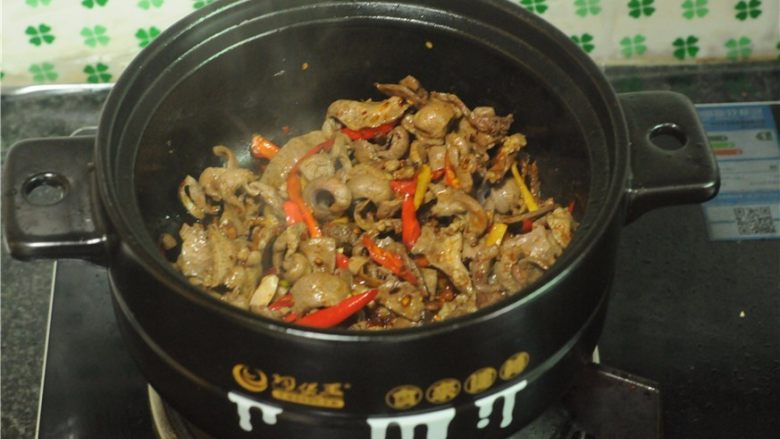 无肉不欢+干烧猪心,将猪心片倒入锅里,翻炒至均匀上色