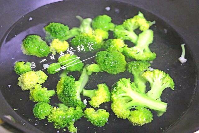 西兰花花菜泥 宝宝辅食,微量元素满满,水开后,放入进去大火煮3分钟至熟。(水开煮3分钟即可,时间长了纤维素被破坏了。)