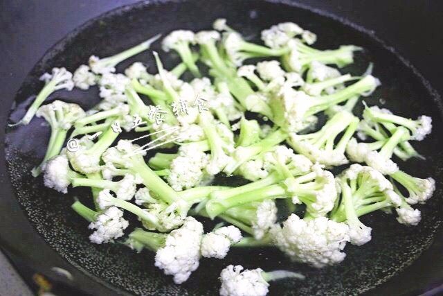西兰花花菜泥 宝宝辅食,微量元素满满,花菜也是一样。