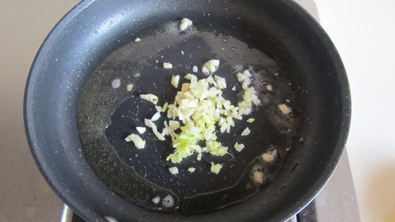 鱼香鹌鹑蛋,锅中留少许油， 爆香葱姜蒜末；