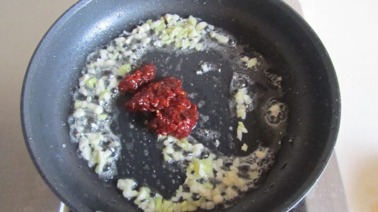 鱼香鹌鹑蛋,锅中留少许油， 爆香葱姜蒜末；