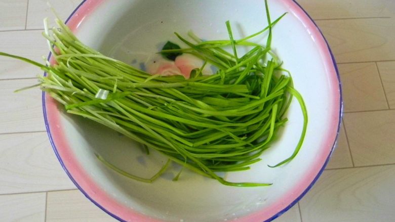 蒜苗鸡蛋小盒子,<a style='color:red;display:inline-block;' href='/shicai/ 3349'>蒜苗</a>清洗干净