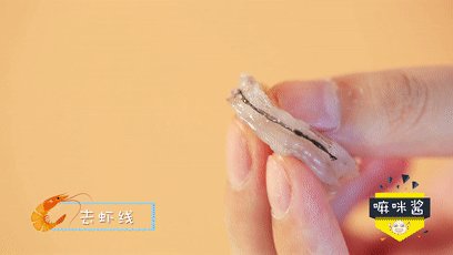 虾蓉玉米蔬菜羹,在背部划一刀,用牙签剔出虾线。
ps:<a style='color:red;display:inline-block;' href='/shicai/ 301'>鲜虾</a>放入冰箱冷冻10分钟,更容易剥去虾壳哦~
