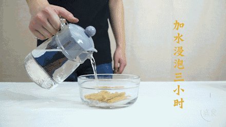 吃了这根辣条!就是儿时魂牵梦萦的味道!,先将腐竹浸泡三个小时