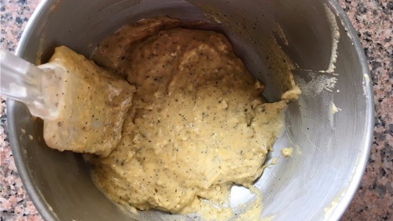 黑芝麻蛋黄饼干,翻拌均匀,不可搅拌。