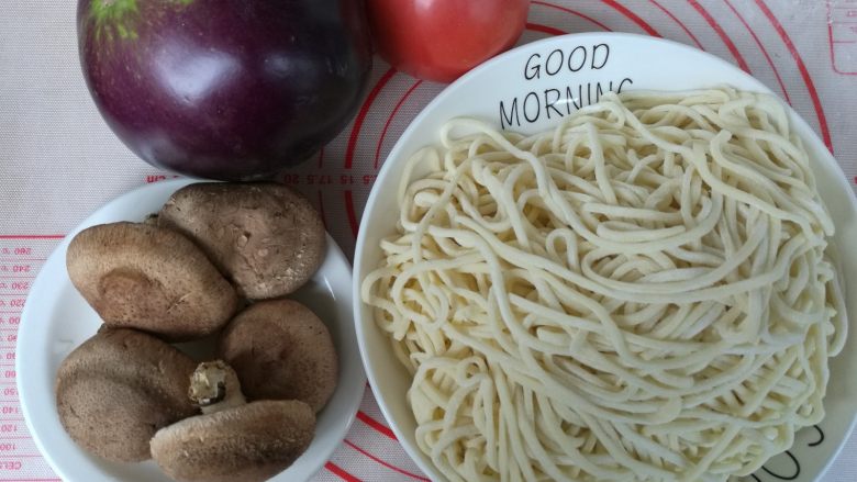 素味茄丁面,准备材料。